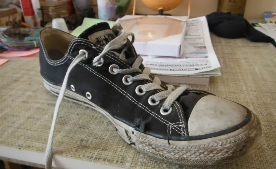 Semelle Converse décollée - La réparer soi-même, ça marche ?