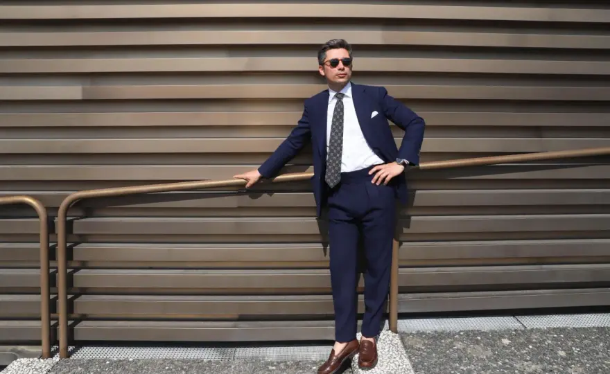 Costume noir et chaussures marron - Chic ou erreur de style ?