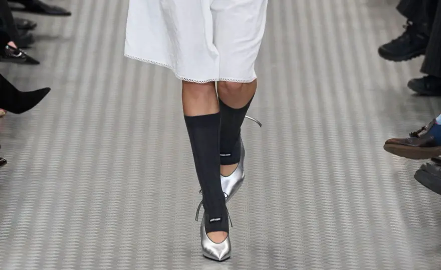 Chaussures argentées - Le guide pour un look chic et facile