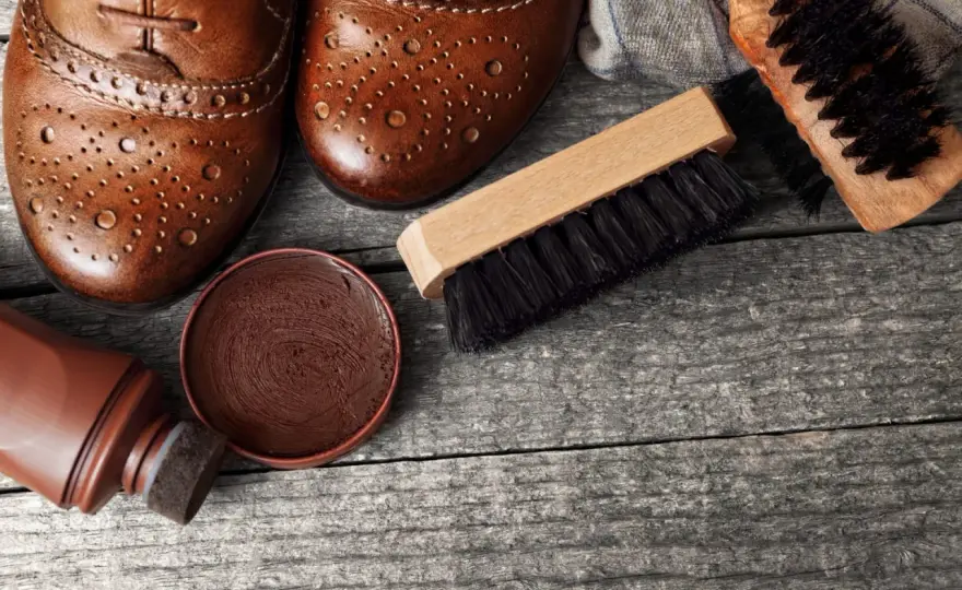 Cirer ses chaussures en cuir - Le guide complet