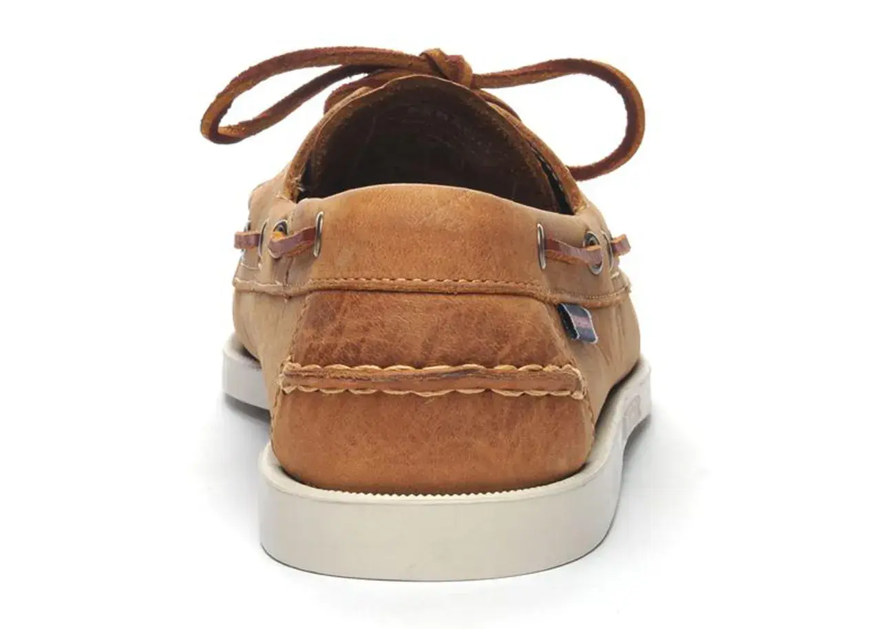 Mocassin en cuir crazy horse, lacets marron, coutures apparentes, semelle blanche.