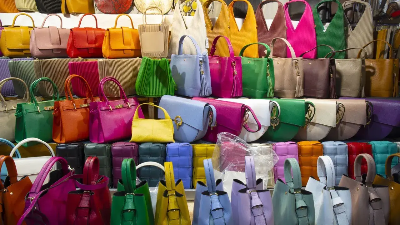 Un arc-en-ciel de sacs à main colorés, du vert émeraude au rose vif, offrant la couleur de sac à main qui va avec tout.