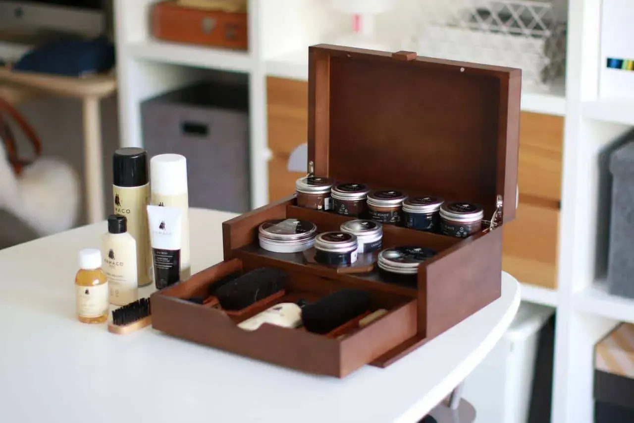 Coffret en bois pour l'entretien du cuir, avec crèmes, brosses et sprays. Idéal pour savoir comment nettoyer un blouson en cuir.