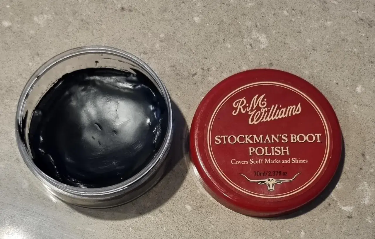 Un pot de cirage sec R.M. Williams Stockman's Boot Polish, noir, prêt à redonner vie à vos bottes.