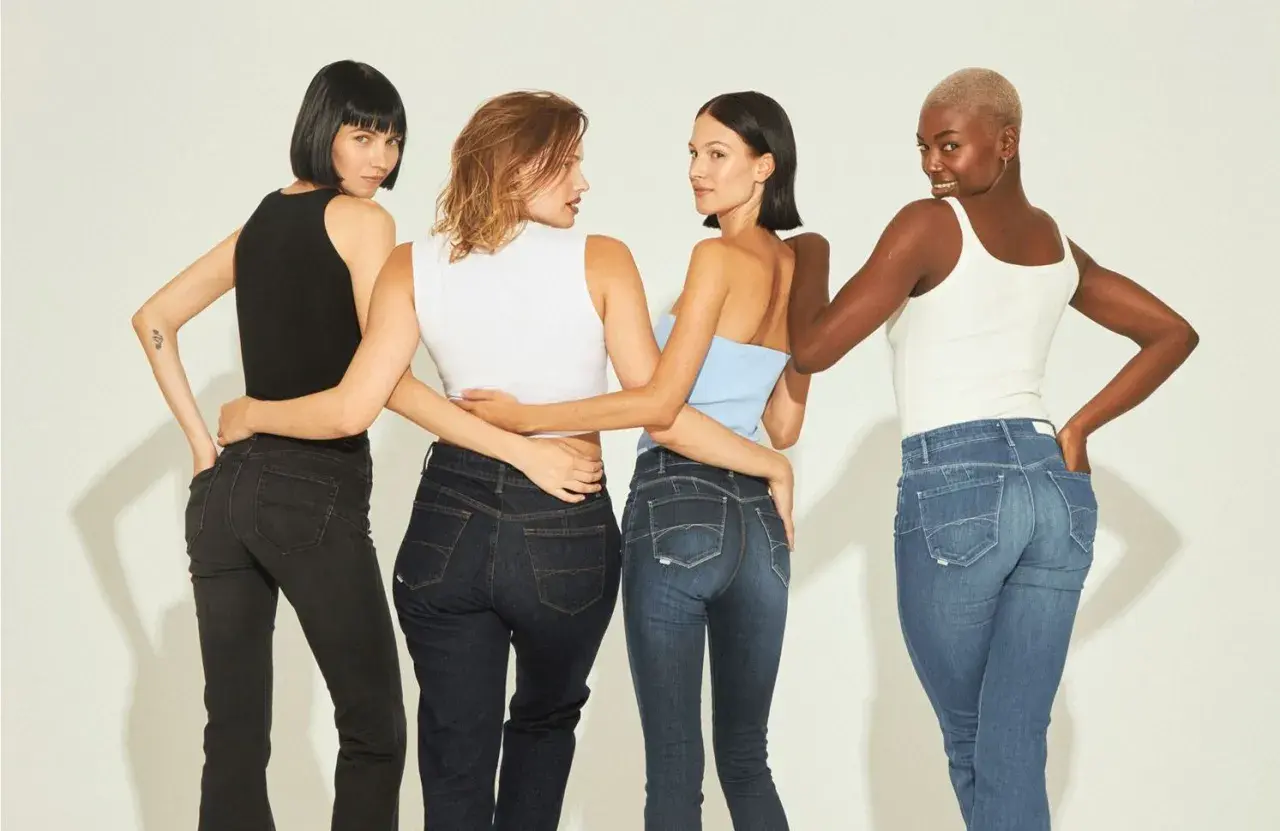 Quatre femmes portent des jeans. Le jean morphologie 8 met en valeur leurs silhouettes.