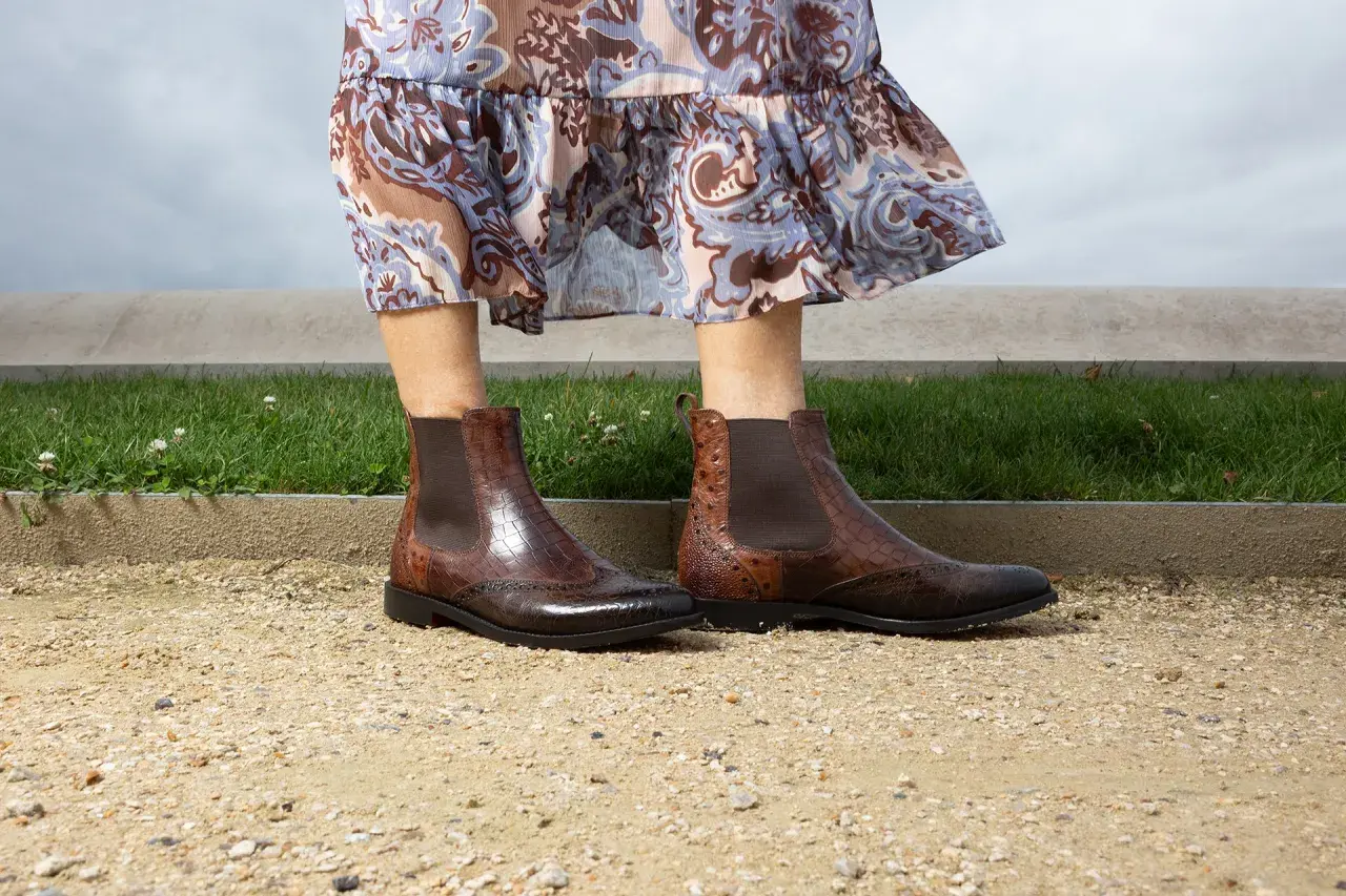 Bottines marron en cuir embossé, style croco et cuir perforé. La définition du cuir embossé est ici illustrée par ces magnifiques chaussures.