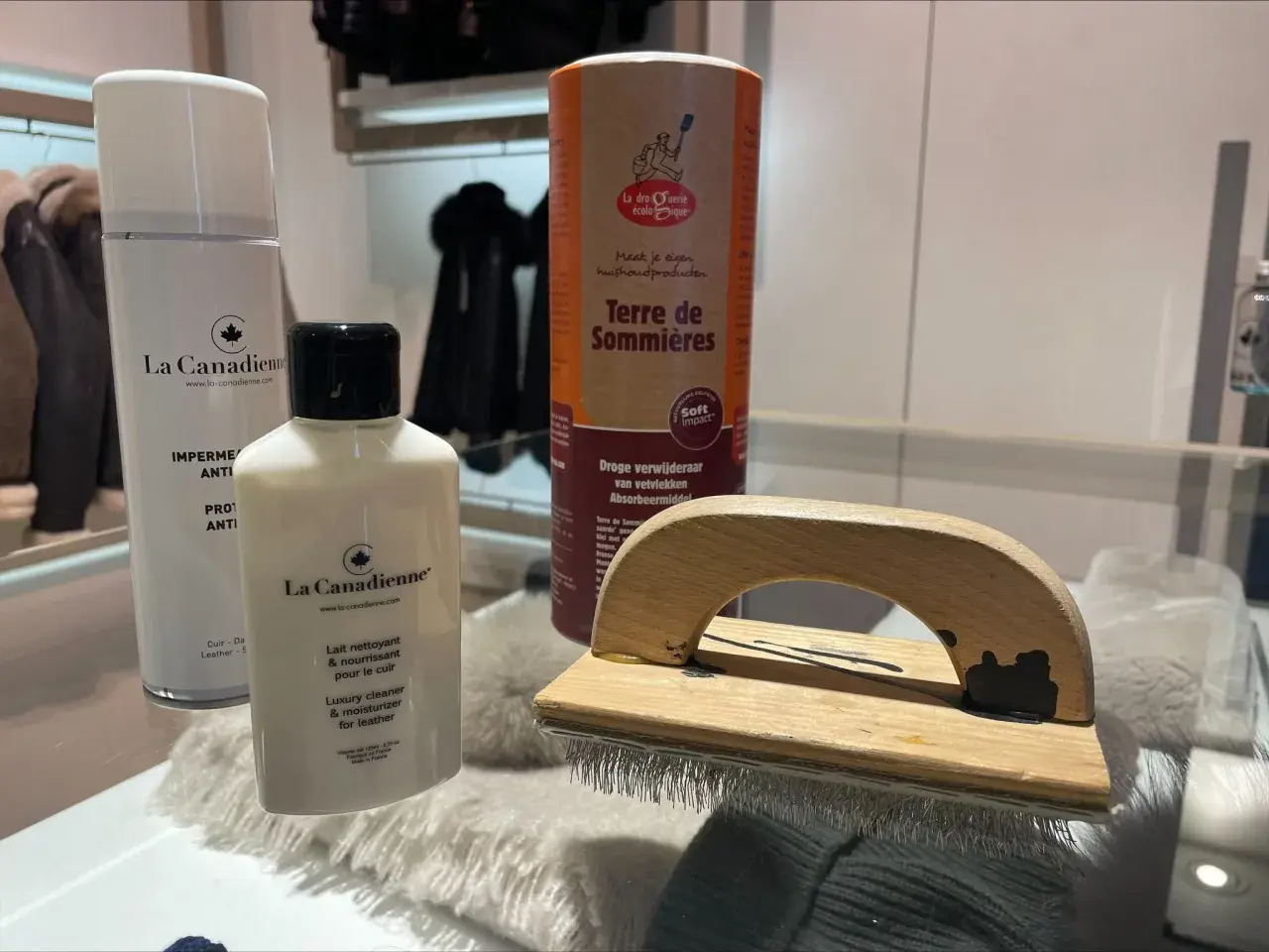 Produits La Canadienne pour un entretien perfecto cuir : lait nettoyant, imperméabilisant et terre de Sommières.