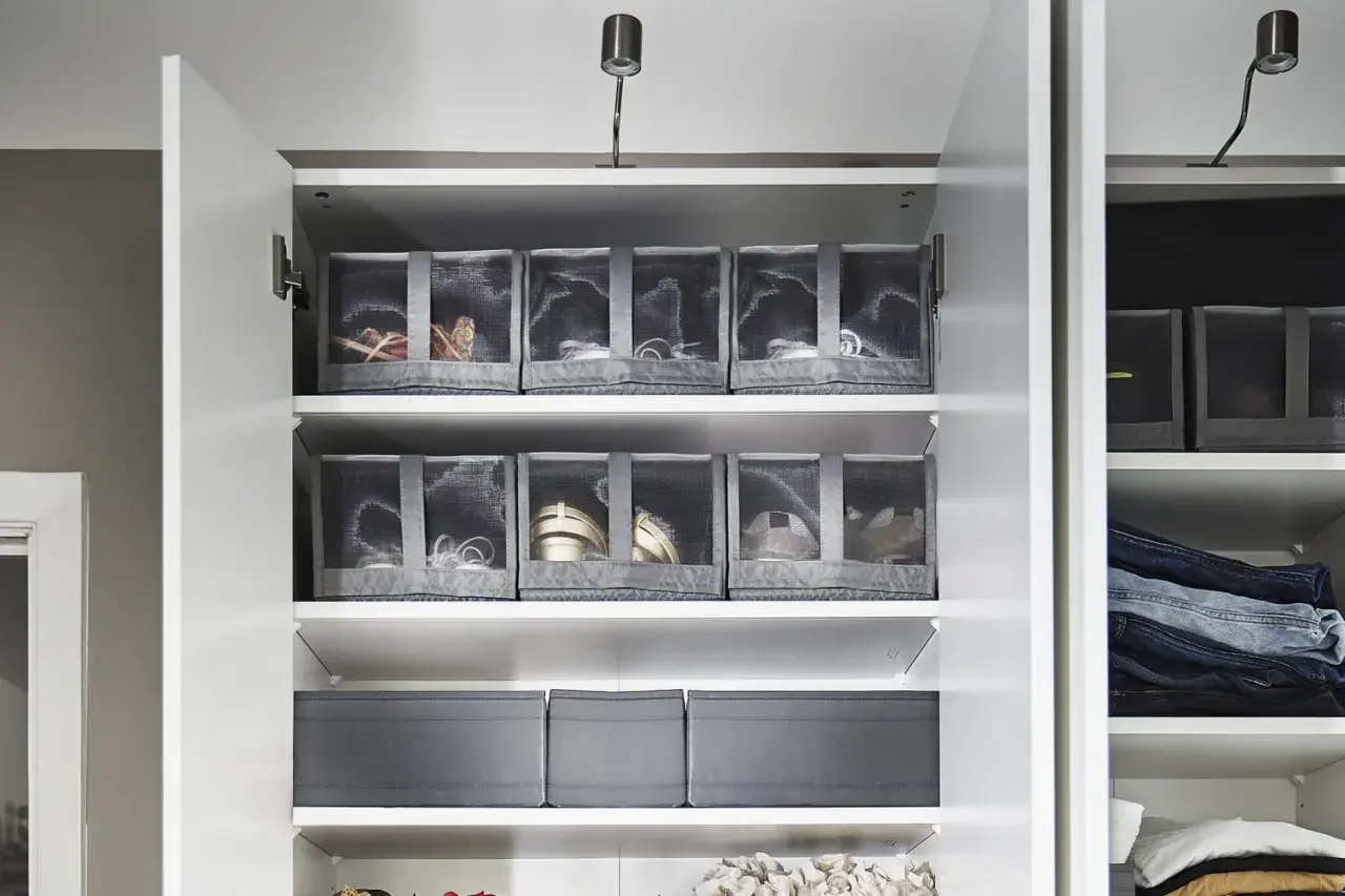 Comment ranger ses chaussures avec les boîtes : des paniers en tissu gris transparent permettent de voir le contenu et de garder vos chaussures organisées dans une armoire.