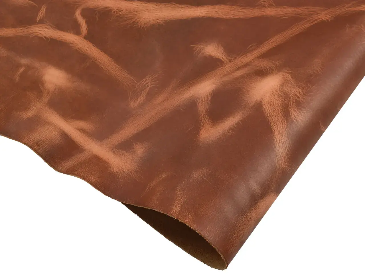Un morceau de cuir pull up brun, avec des reflets et des marques naturelles, prêt à être transformé.