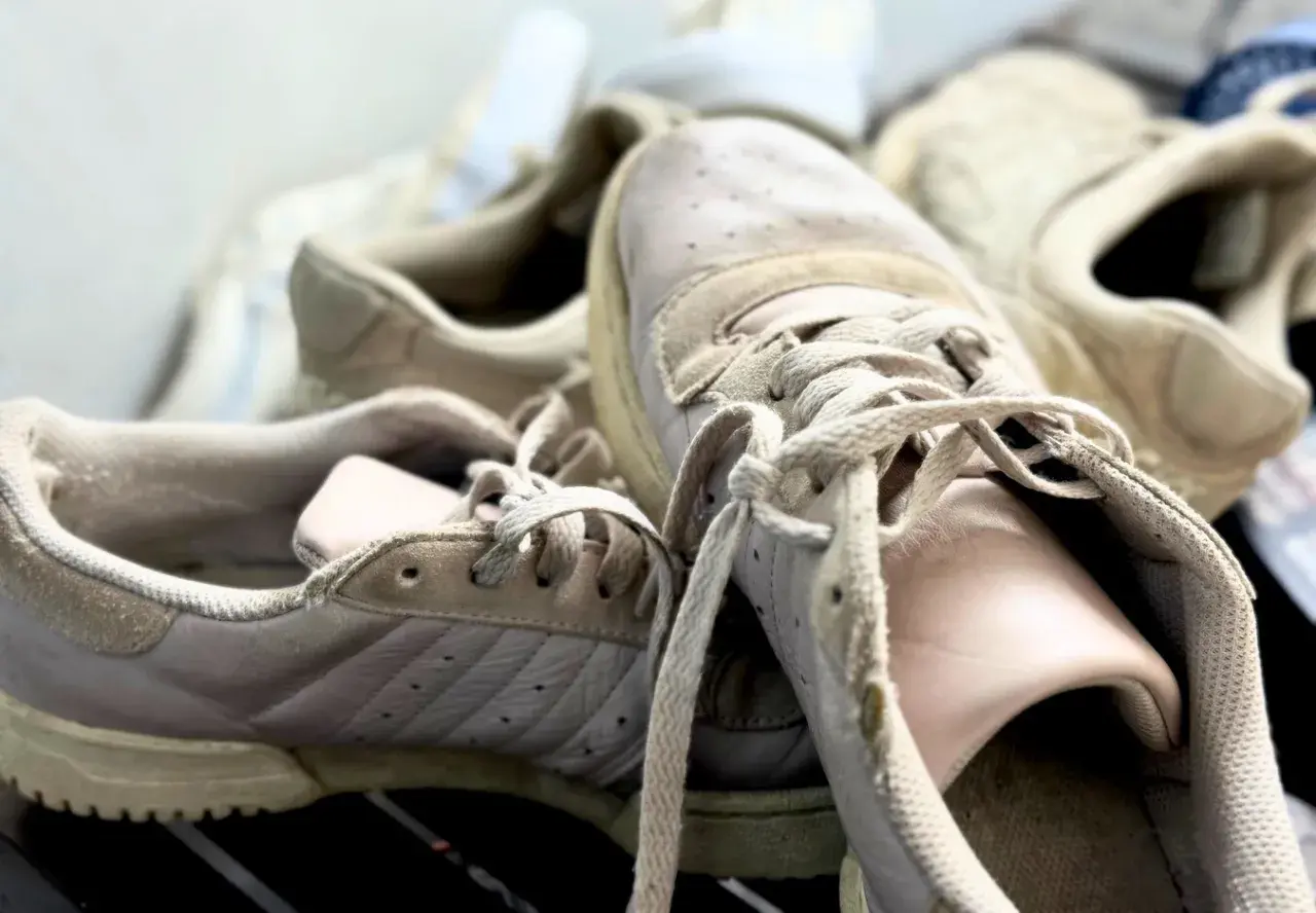 Des baskets beiges un peu usées, prêtes pour un nettoyage. Apprenez comment nettoyer ses chaussures pour leur redonner vie.