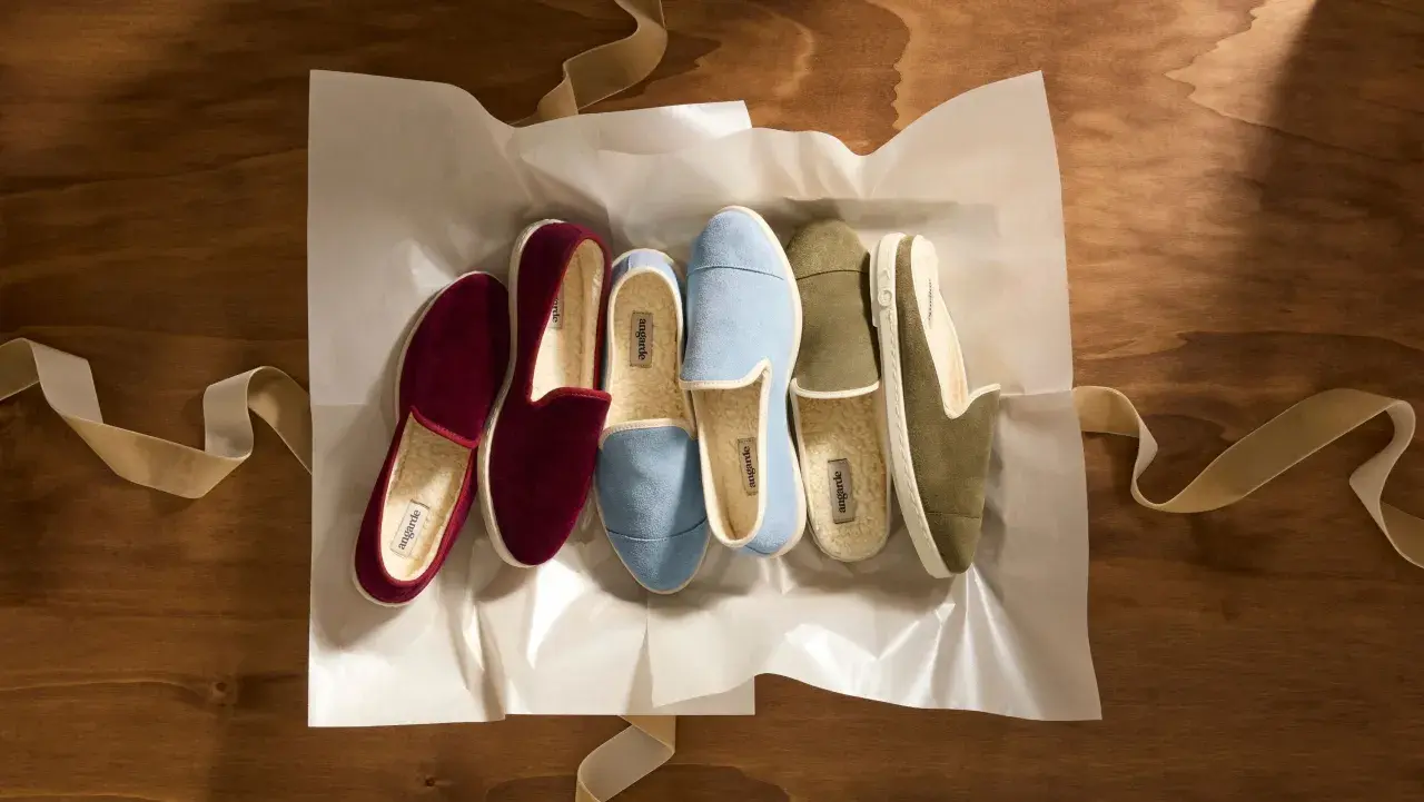 Chaussures d'intérieur confortables en matière suède, de couleur bordeaux, bleu ciel et kaki, doublées de sherpa.