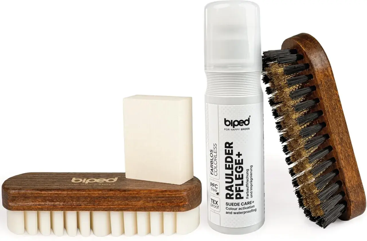 Kit d'entretien pour chaussures en nubuck : brosse en bois, éponge et spray de soin incolore pour un aspect animal préservé.