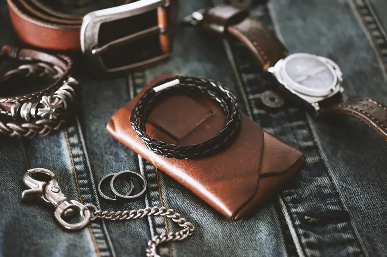 Accessoires en cuir : montre, ceinture, portefeuille, bracelets et bague. Apprenez comment nettoyer un bracelet en cuir pour le garder comme neuf.