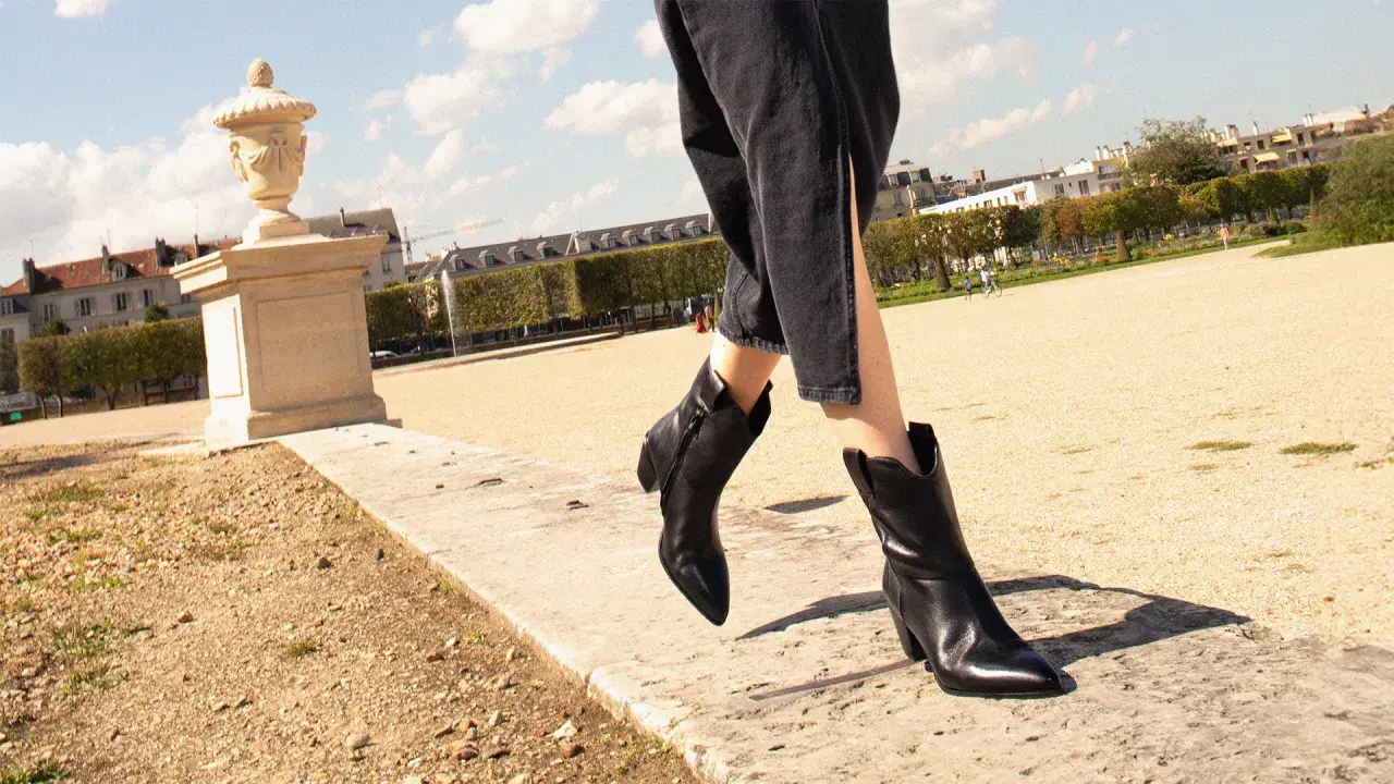 Un look tendance avec des bottines plates noires, parfait pour une promenade dans un parc parisien.