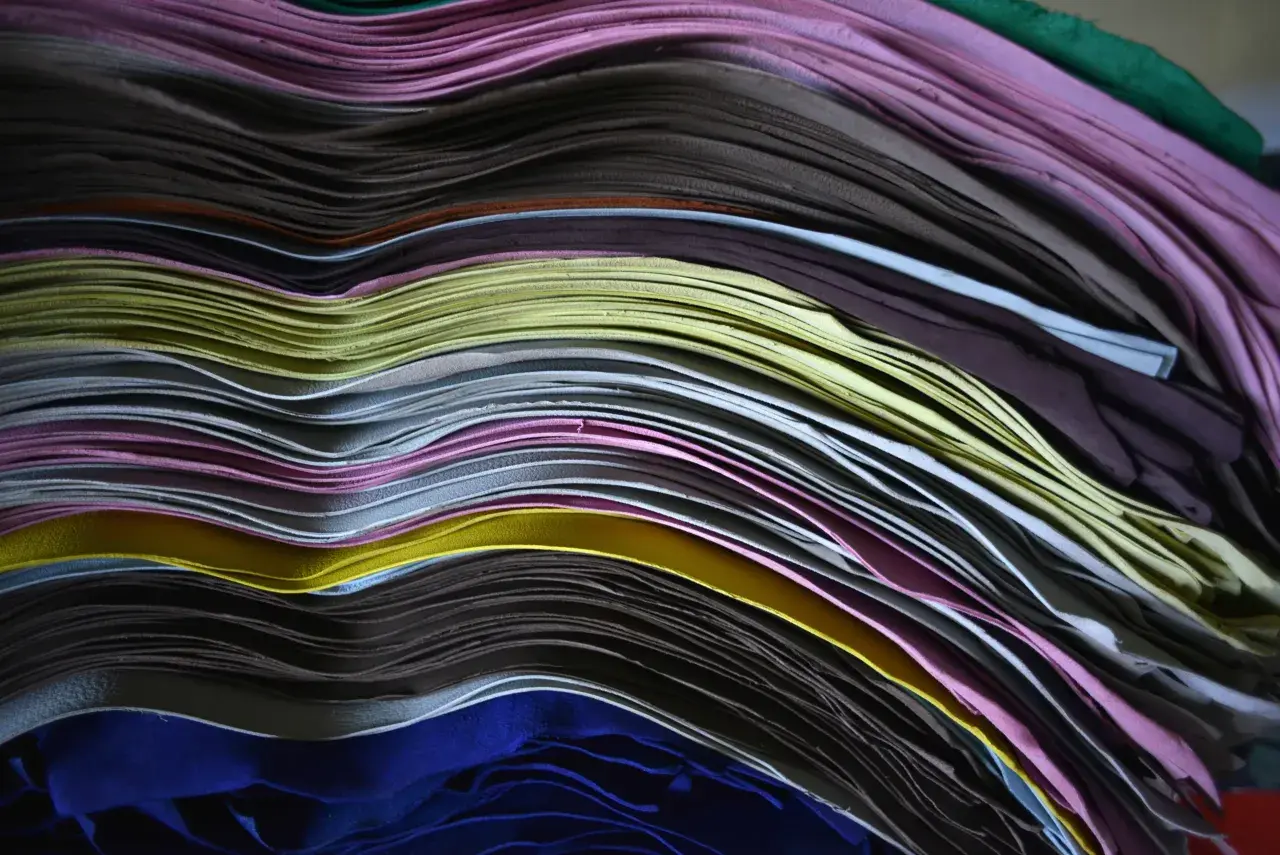 Pile de feuilles de cuir pleine fleur aux couleurs vives, formant des vagues douces.