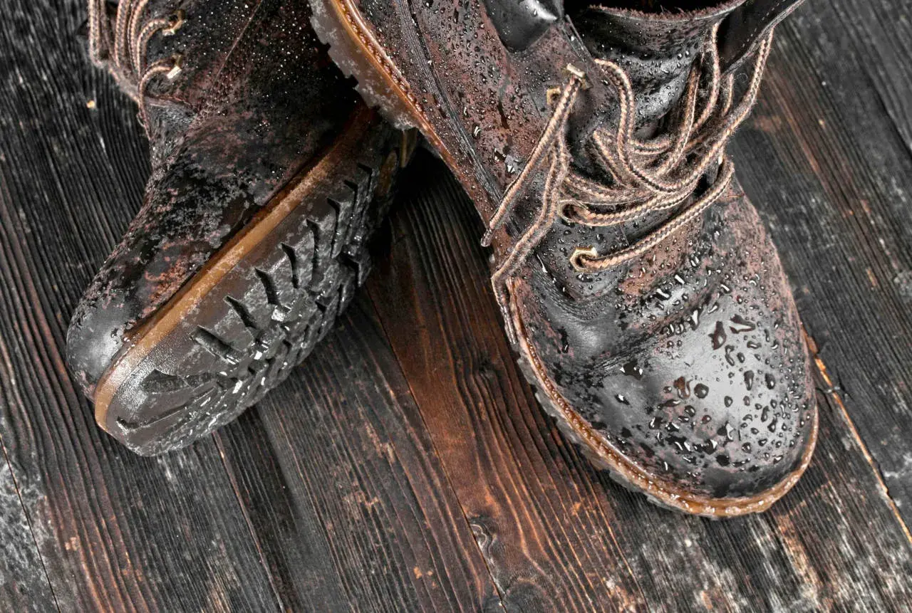 Bottes en cuir marron mouillées, prêtes à sécher rapidement.