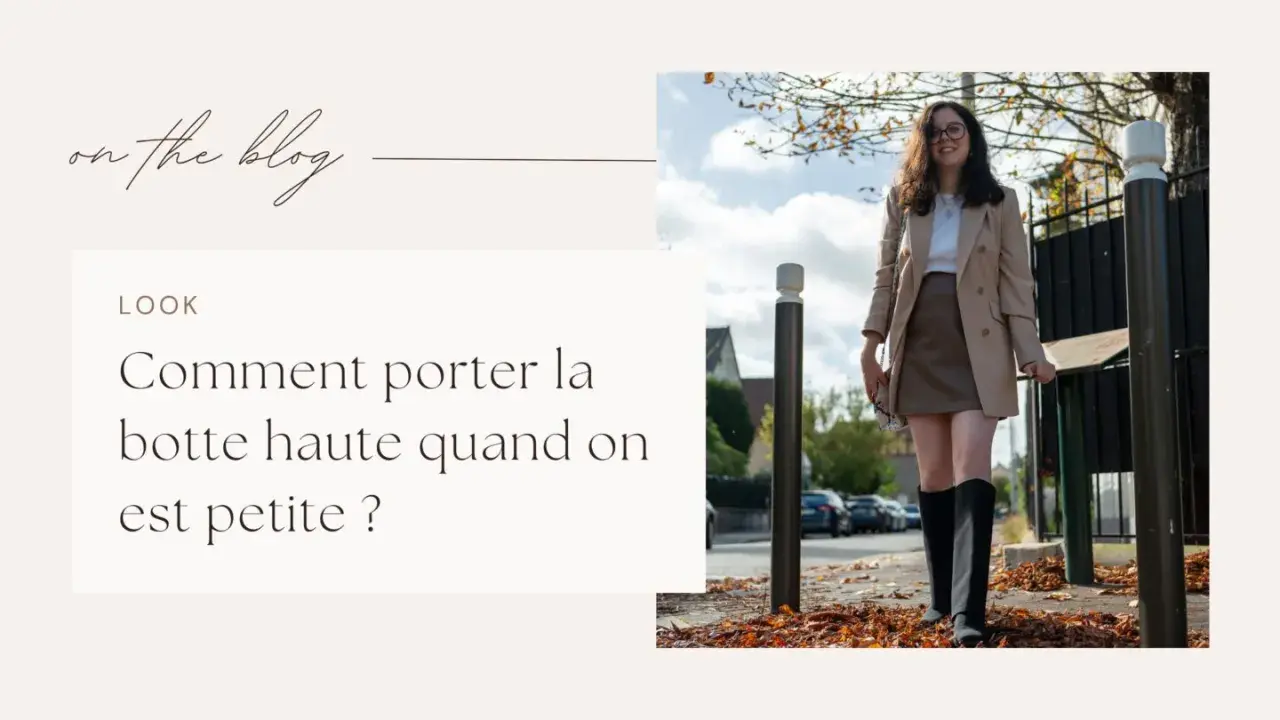 Une jeune femme montre comment porter des bottes hautes quand on est petite, avec un blazer et une jupe.