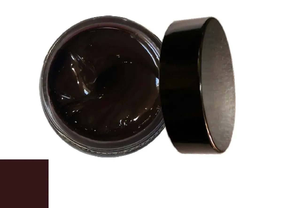 Pot de cirage marron foncé ouvert, avec son couvercle noir à côté. Idéal pour savoir comment enlever un cirage trop foncé.