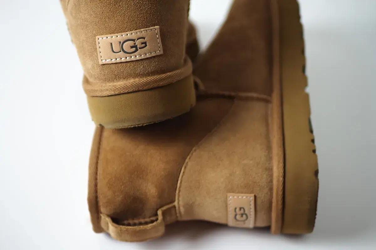 Une tenue confortable avec des bottes UGG camel. La douceur du daim et la couleur chaude évoquent le bien-être.
