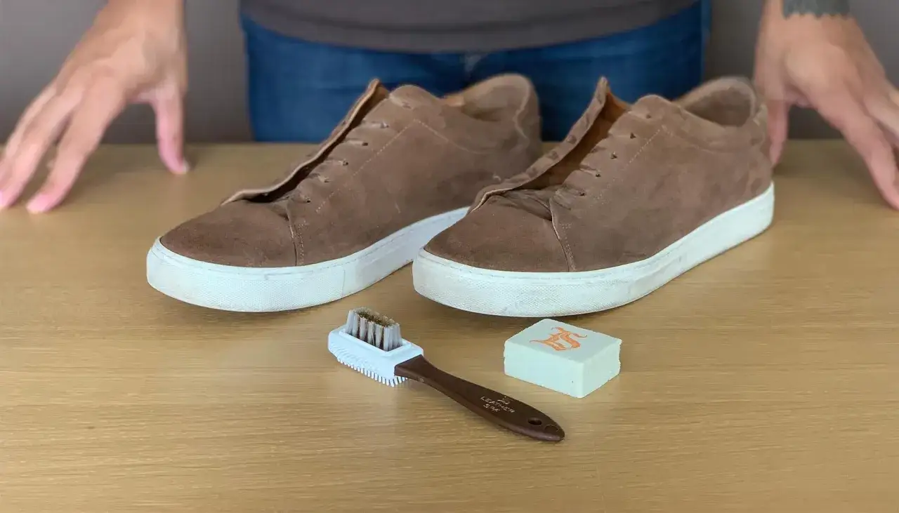 Paire de baskets en nubuck marron, avec une brosse et un bloc de nettoyage. Un nubuck animal qui a besoin d'un peu d'amour.