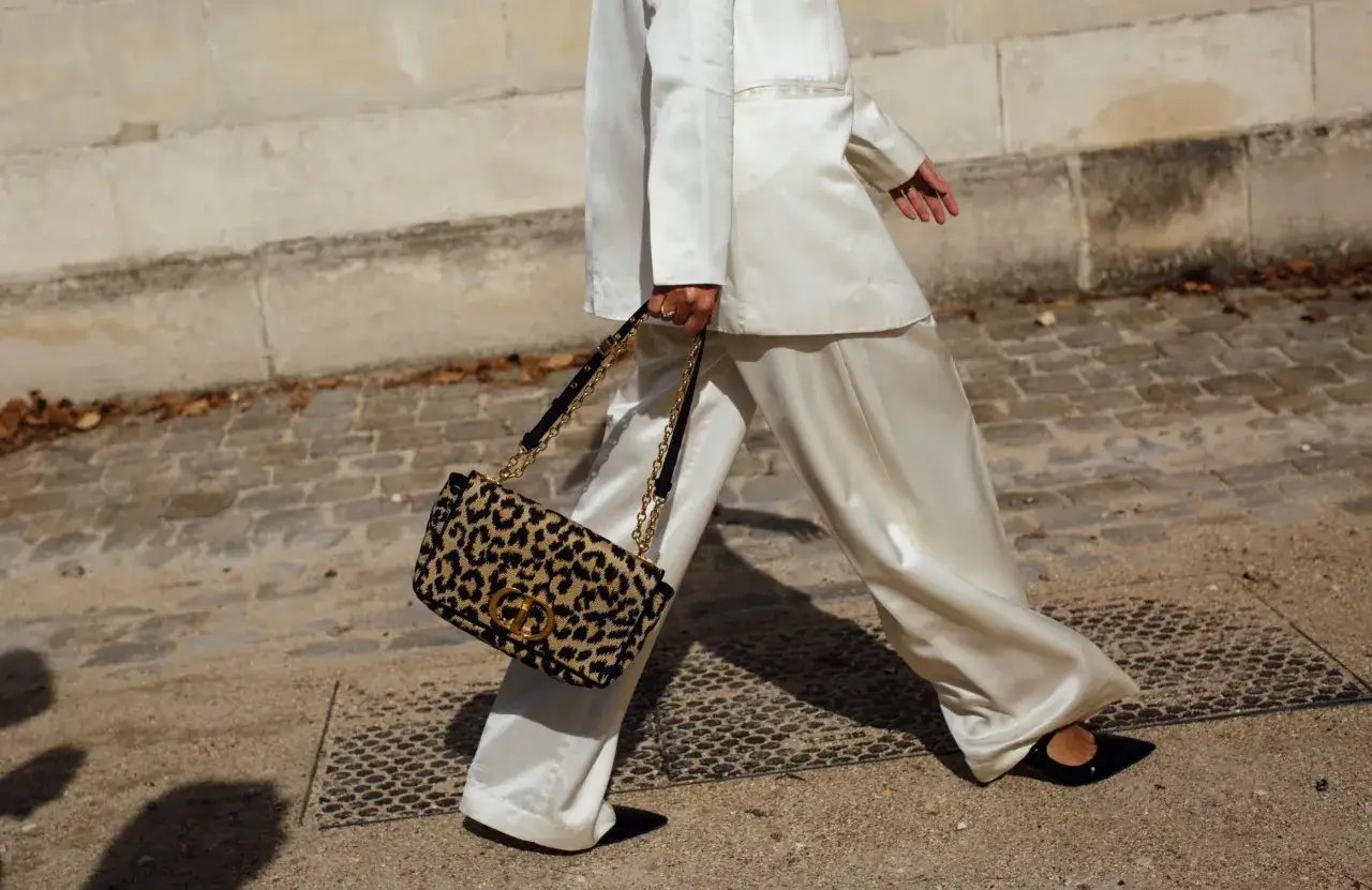 Un tailleur pantalon blanc fluide, un sac léopard et des escarpins noirs. Quelles chaussures avec un tailleur pantalon ? Celles-ci !