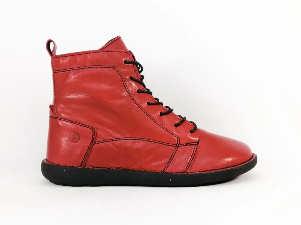 Une bottine rouge vif, avec lacets noirs et semelle noire. Un logo discret en forme de M est visible sur le côté.