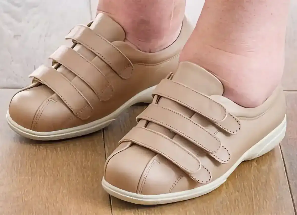 Chaussures confortables à scratchs pour grosse cheville. Ces chaussures sont idéales pour un confort optimal.