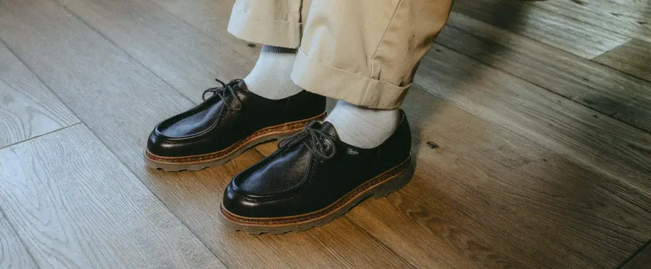 Paire de chaussures noires en cuir, lacées, avec semelle épaisse. Parfaites pour un look décontracté chic, quel chaussure avec un costume ? Ces mocassins sont une option.