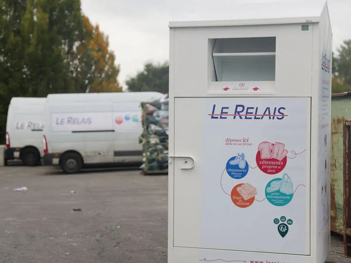 Conteneur Le Relais pour déposer vêtements, linge de maison, petite maroquinerie et chaussures.
