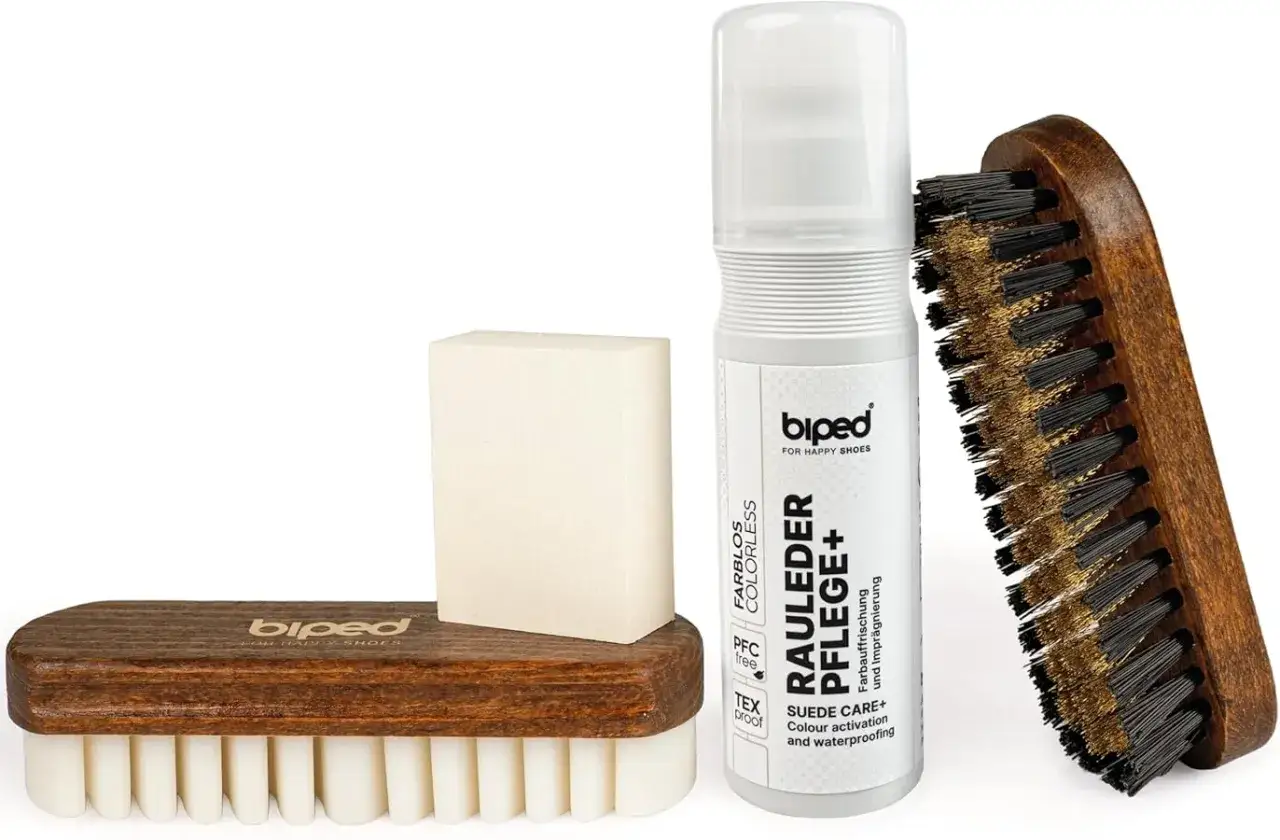 Kit d'entretien pour chaussures en daim : brosse en bois, éponge et spray protecteur pour le cuir, idéal contre la pluie.