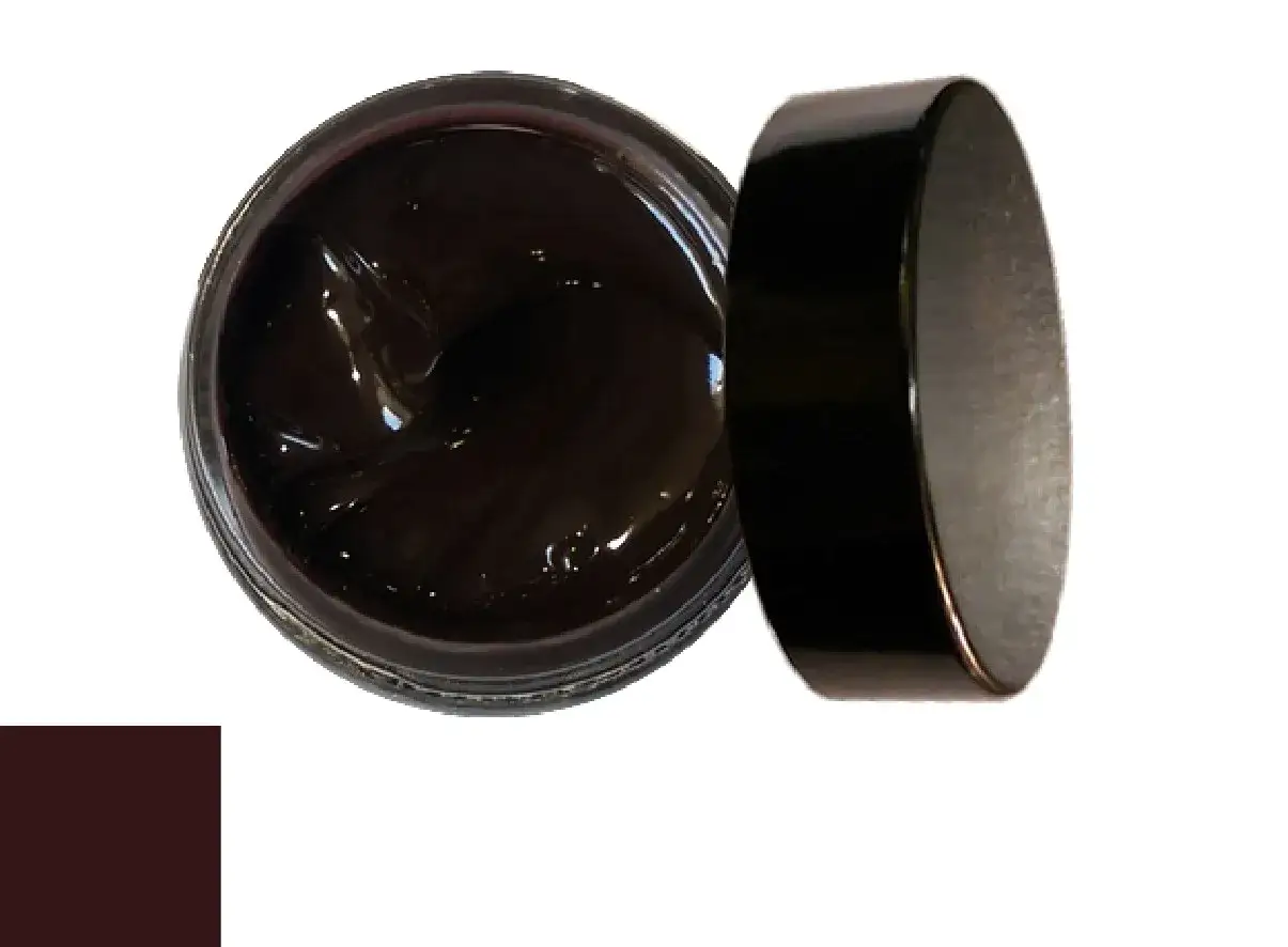 Pot de cirage marron foncé ouvert, avec son couvercle noir à côté. Idéal pour savoir comment enlever un cirage trop foncé.