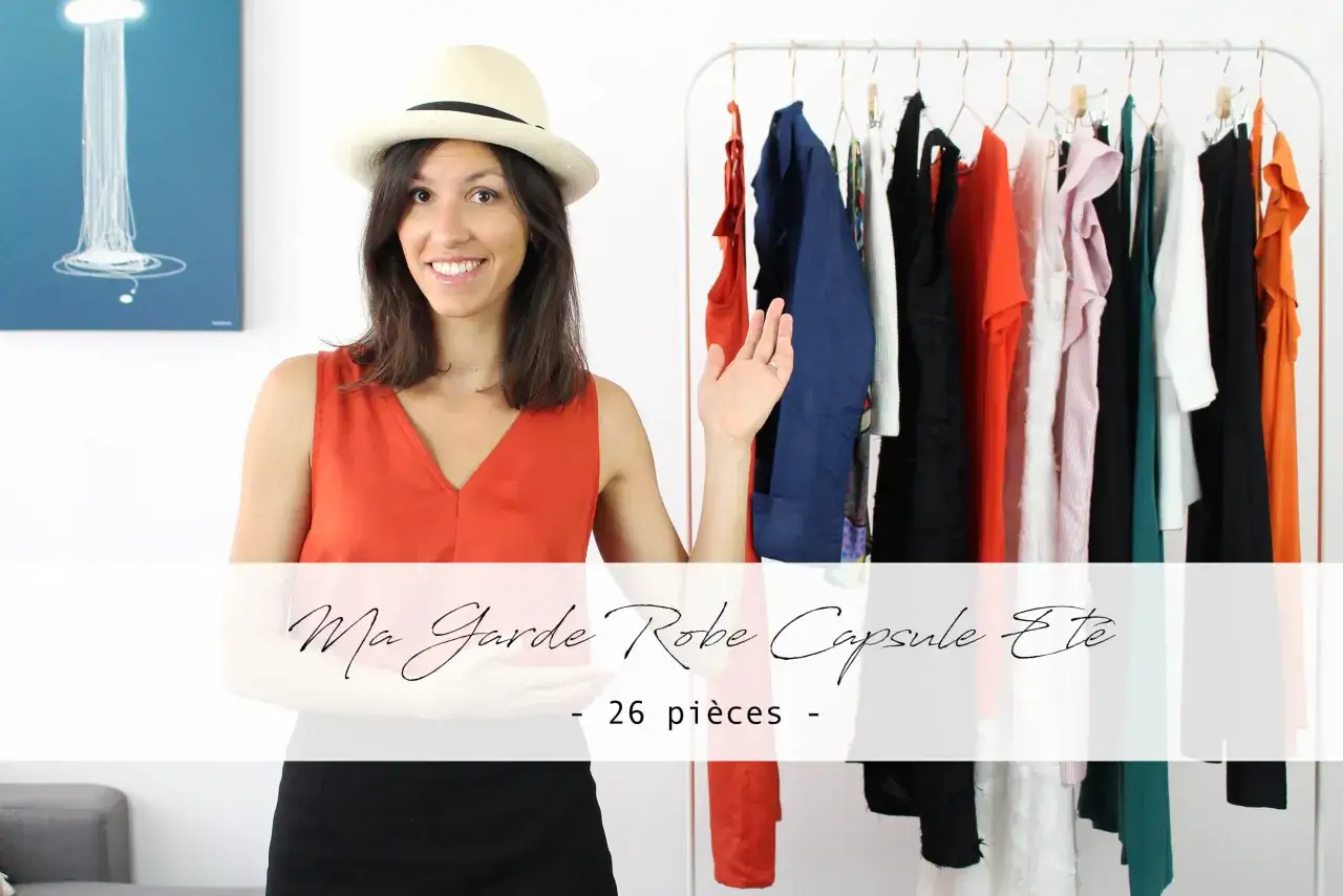 Une femme souriante avec un chapeau de paille présente sa garde-robe capsule d'été. Apprendre à s'habiller avec style est facile avec ces 26 pièces !
