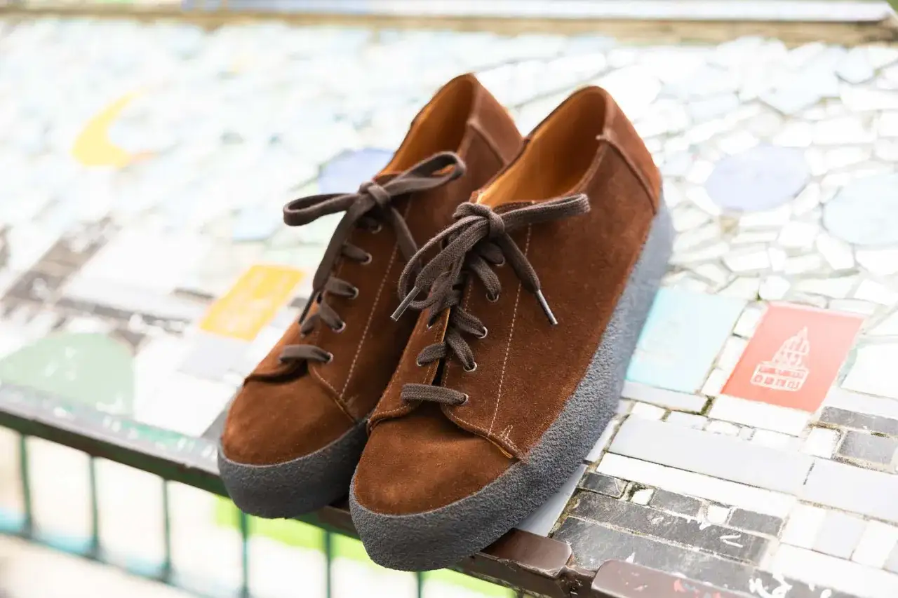 Paire de chaussures marron en daim avec lacets, dotées d'une semelle crepe confortable.