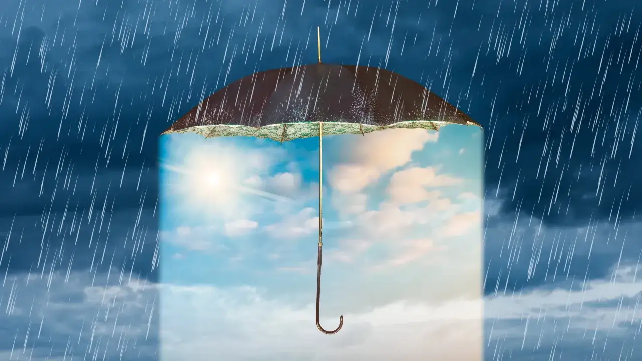 Parapluie ouvert sous une averse, révélant un ciel ensoleillé. Comment dois je m habiller demain ?