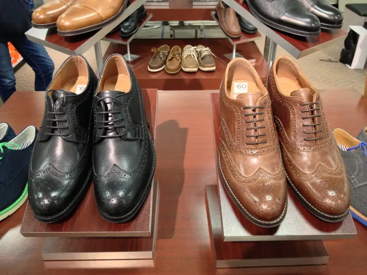 Paire de chaussures richelieu noires et marron, parfaites pour un look chic. Pas de marron dans la ville, mais ces chaussures sont une exception !