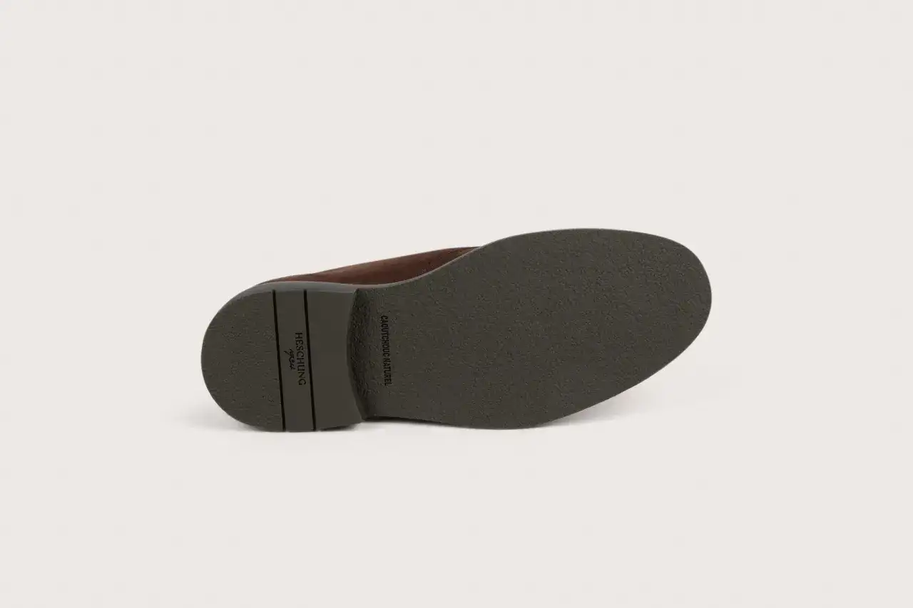 Semelle d'une chaussure marron en daim, fabriquée en caoutchouc naturel (lactae hevea) par Heschung.