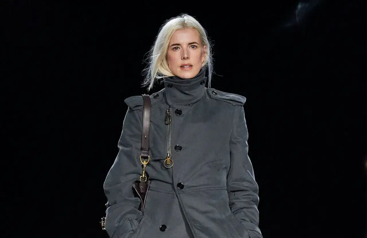 Mannequin portant un manteau gris avec un col montant original, un type de col manteau qui protège du vent.