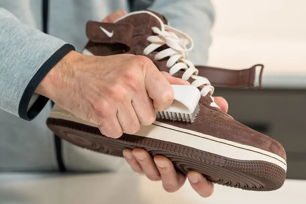 Maintenir vos chaussures en cuir suédé en parfait état grâce à un entretien régulier. Une brosse douce nettoie la saleté.