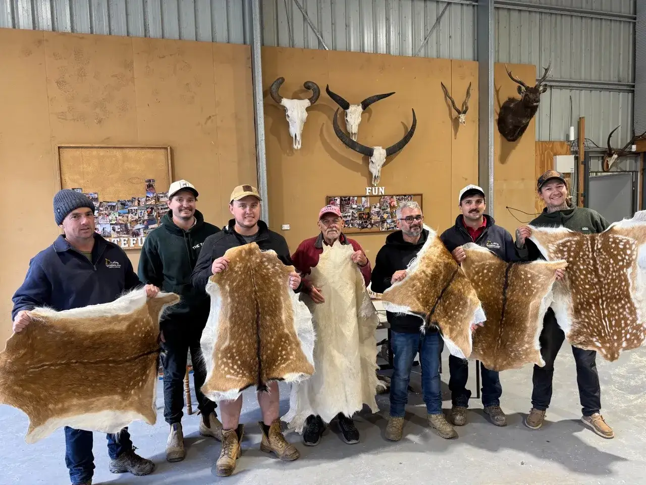 Sept hommes présentent des peaux de cerf, un aperçu de l'histoire du cuir.