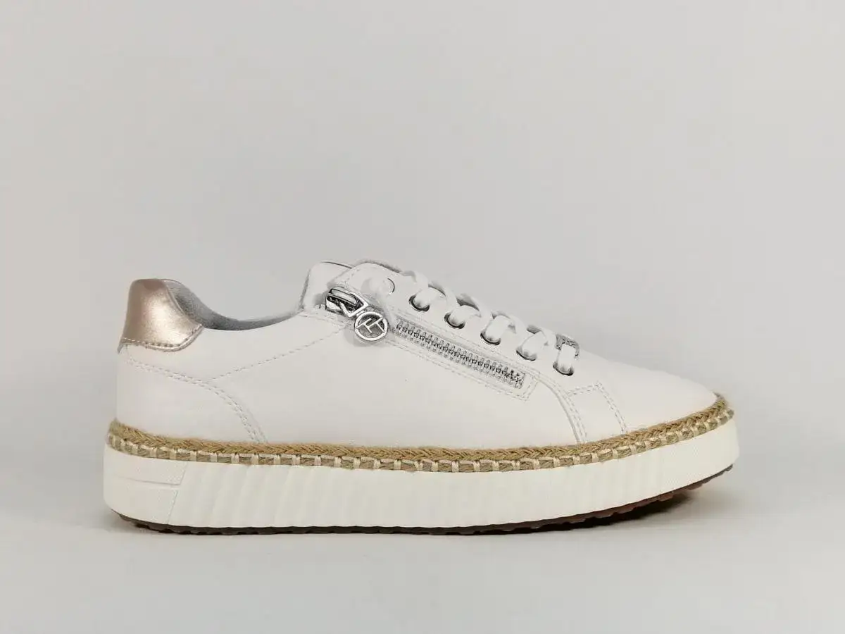 Baskets blanches à plateforme, avec détails dorés et fermeture éclair. Parfaites pour se sentir grande et stylée, quelles baskets quand on est petite !