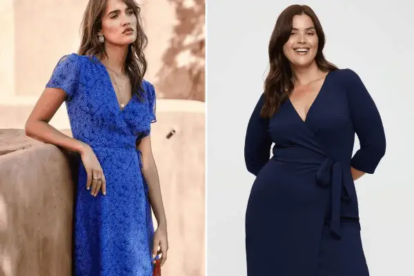 Deux femmes portent des robes portefeuille bleues. Celle de gauche, imprimée, semble s'ouvrir un peu trop. Celle de droite, unie, est plus couvrante.
